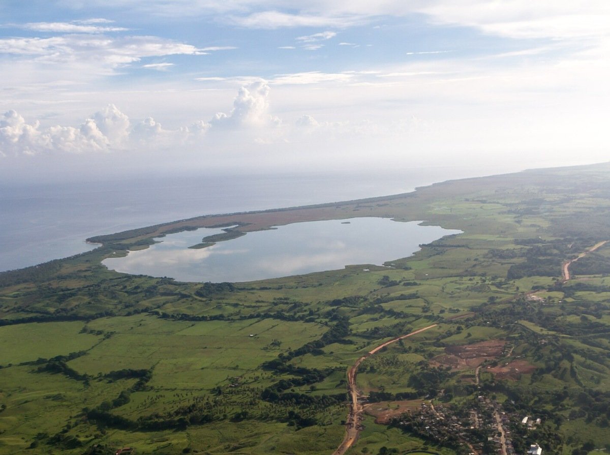 Laguna Redonda: La imagen fue tomada por Максим Улитин y se utiliza bajo la licencia CC BY 3.0. Crédito: Максим Улитин / Wikimedia Commons.