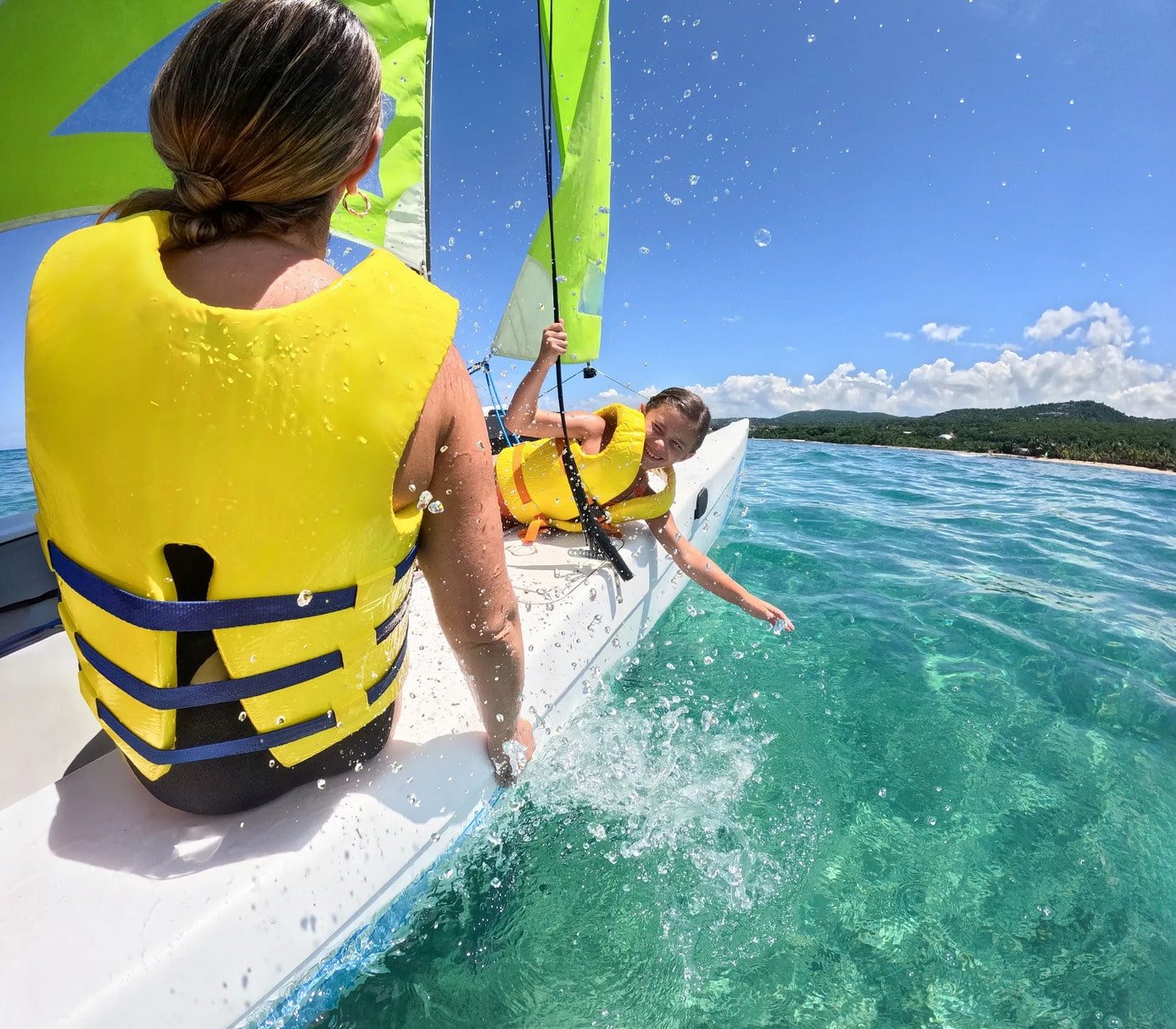 Familia navegando en un Kayak