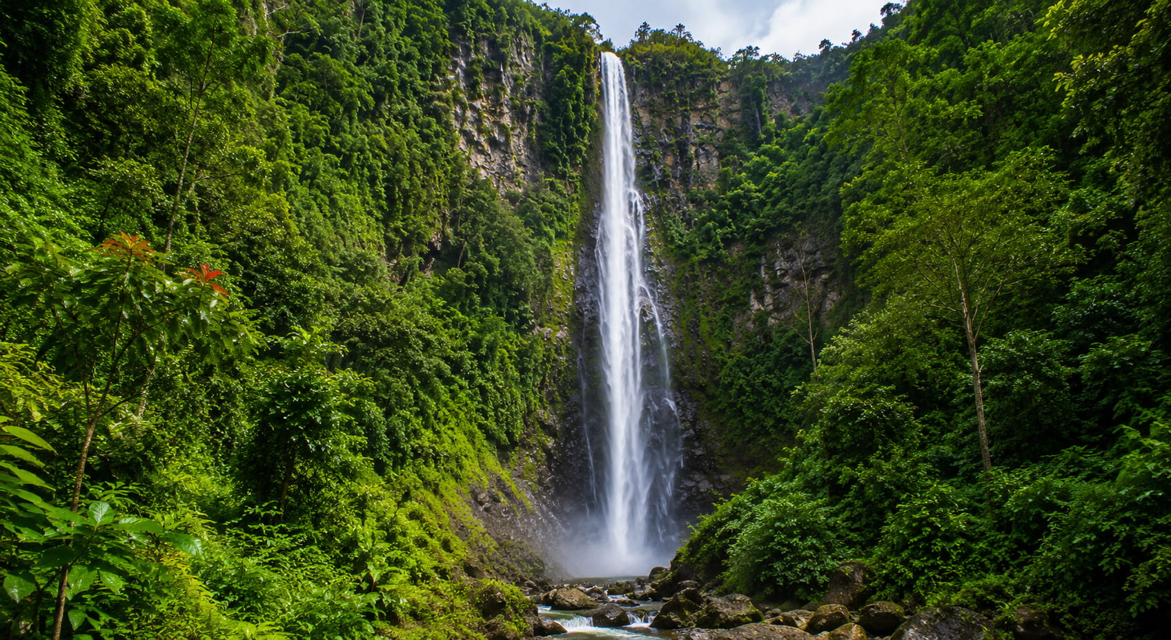 Cascada del Salto La Jalda rodeada de vegetación tropical en Miches.