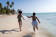 Niños disfrutando en Playa Esmeralda, Miches – Momentos familiares junto al mar