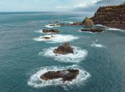 Formaciones rocosas en el océano – Inspiración natural para Playa Esmeralda