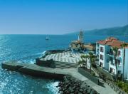 Vista costera del Caribe con muelle y acantilados – Inspiración Playa Esmeralda