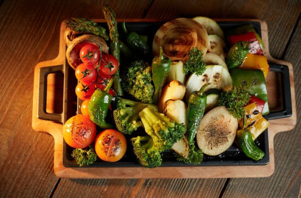 Plato de vegetales asados y preparados servido en Dreams Playa Esmeralda Resort & Spa