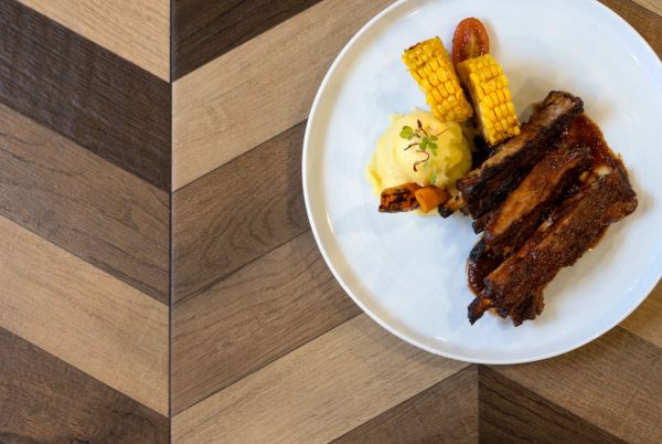 Plato de cocina caribeña con vegetales y sabores intensos en Dreams Playa Esmeralda Resort & Spa