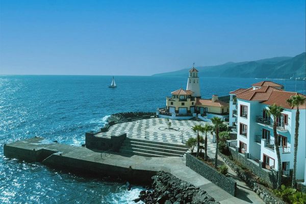 Costa rocosa y edificaciones junto al mar en Playa Esmeralda