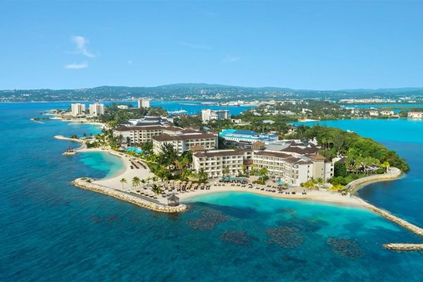 Vista aérea de la costa y el mar en Playa Esmeralda, Miches