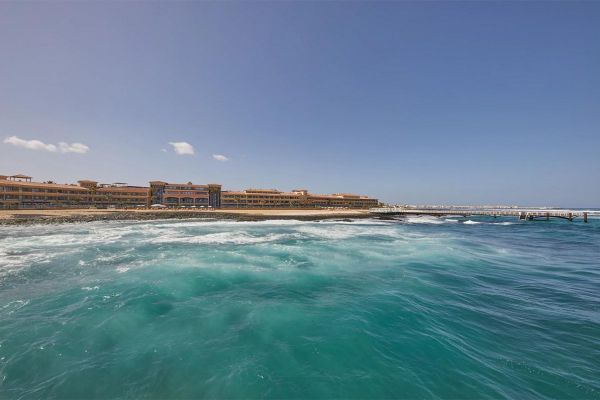 Olas rompiendo en la costa de Playa Esmeralda