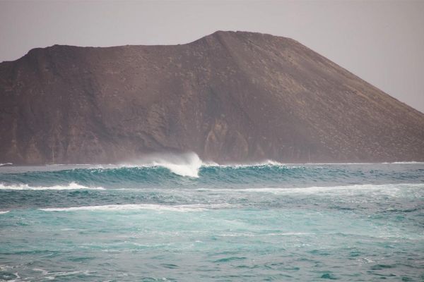 Montaña y mar en el paisaje natural de Playa Esmeralda