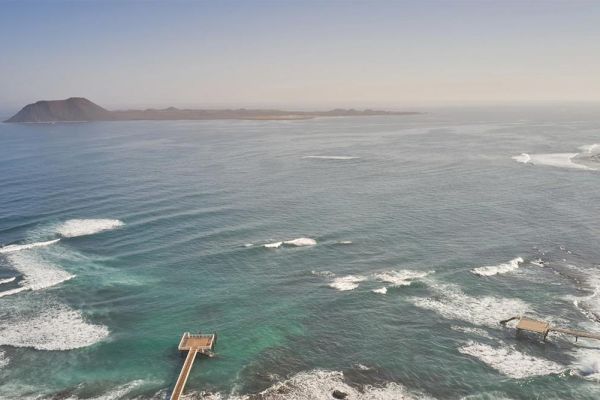 Mar abierto y orilla de Playa Esmeralda desde altura