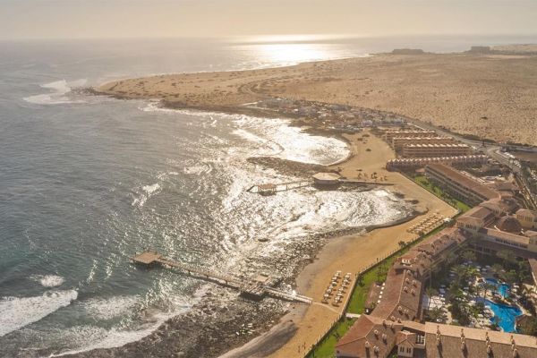 Vista aérea de la costa y el oleaje en Playa Esmeralda