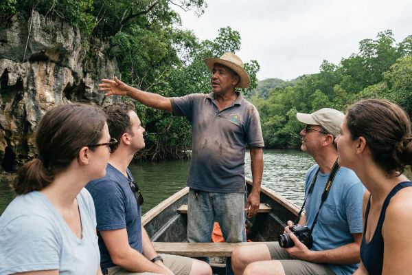 Guía turístico explicando recorrido en Los Haitises a visitantes