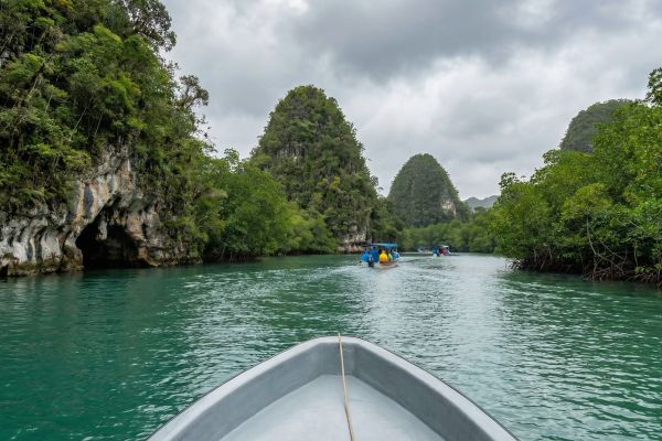 Vista desde bote navegando entre islotes en Los Haitises