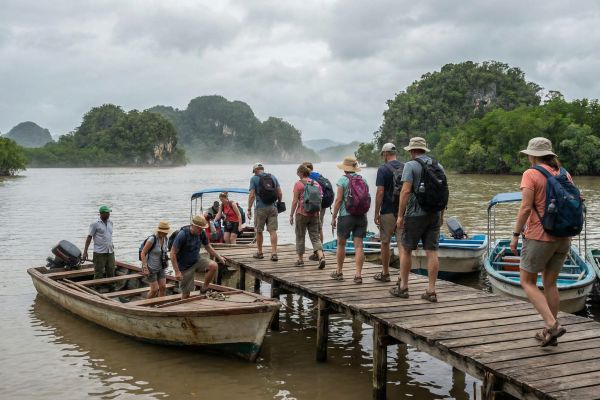 Turistas abordando bote en muelle de Los Haitises