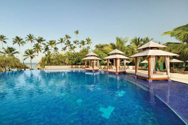 Infinity pool con cabañas privadas en Secrets Playa Esmeralda Resort & Spa, Miches