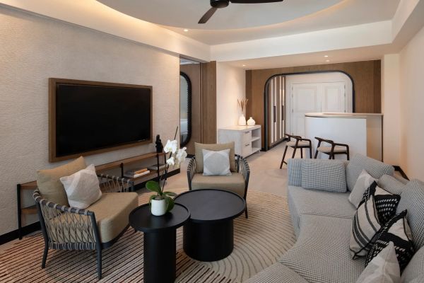 Sala de estar de la Preferred Club Master Suite en Secrets Playa Esmeralda Resort & Spa
