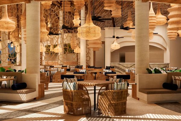 Área de comedor del Seaside Grill en Secrets Playa Esmeralda Resort & Spa