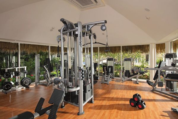 Área de gimnasio con máquinas de entrenamiento en Secrets Playa Esmeralda Resort & Spa