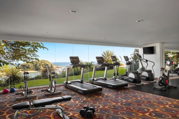 Centro de fitness con máquinas de cardio y pesas en Secrets Playa Esmeralda Resort & Spa
