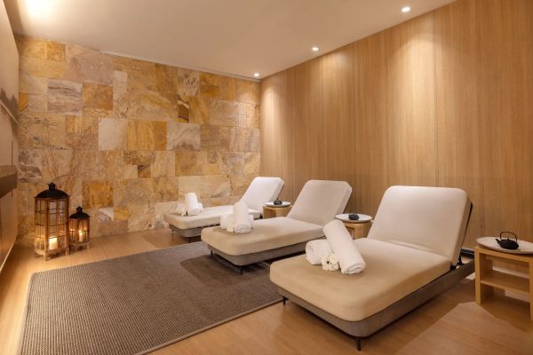 Cabina de tratamientos del spa con camilla individual en Secrets Playa Esmeralda Resort & Spa