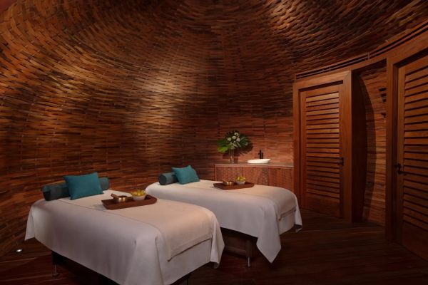 Cocoon Suite del spa con camillas de masaje y ambiente privado en Secrets Playa Esmeralda Resort & Spa