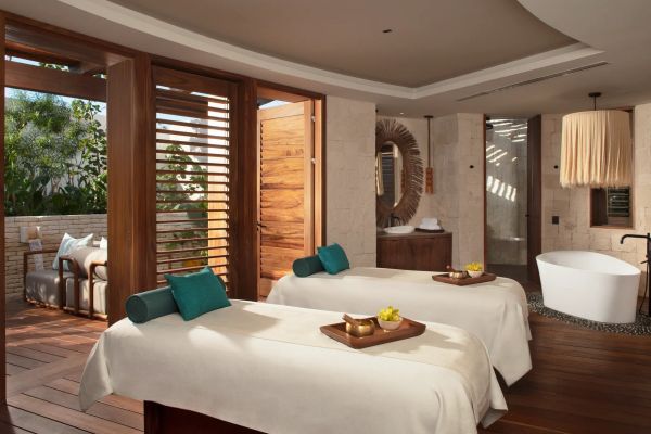 Suite VIP para parejas con dos camillas de masaje en el spa de Secrets Playa Esmeralda Resort & Spa