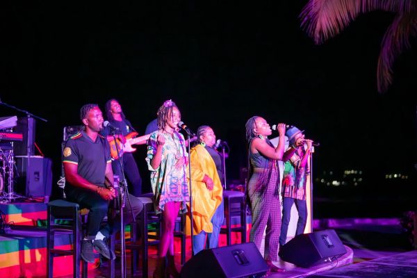 Cantantes interpretando música en vivo sobre el escenario en Secrets Playa Esmeralda Resort & Spa