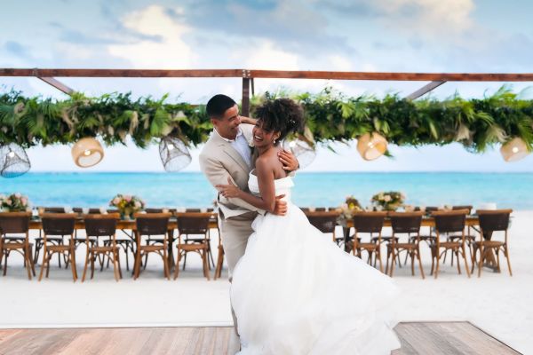 Novios bailando por primera vez como esposos en Secrets Playa Esmeralda Resort & Spa