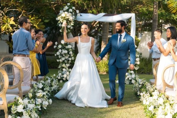 Pareja de recién casados caminando por el pasillo durante su boda en Secrets Playa Esmeralda Resort & Spa