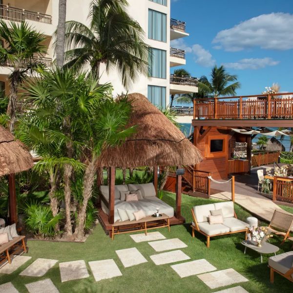 Cabana VIP preparada para evento privado en Dreams Playa Esmeralda Resort & Spa