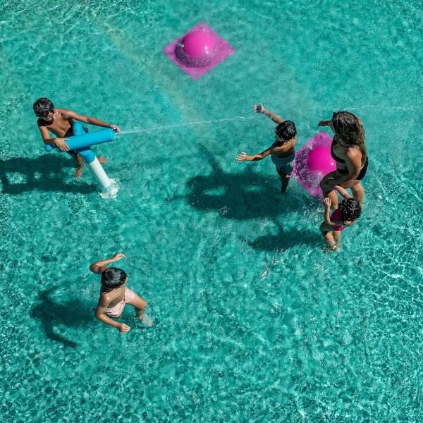 Niños jugando en la piscina del Splash Park en Dreams Playa Esmeralda Resort & Spa