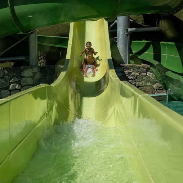 Niños deslizándose por los toboganes del Splash Park en Dreams Playa Esmeralda Resort & Spa