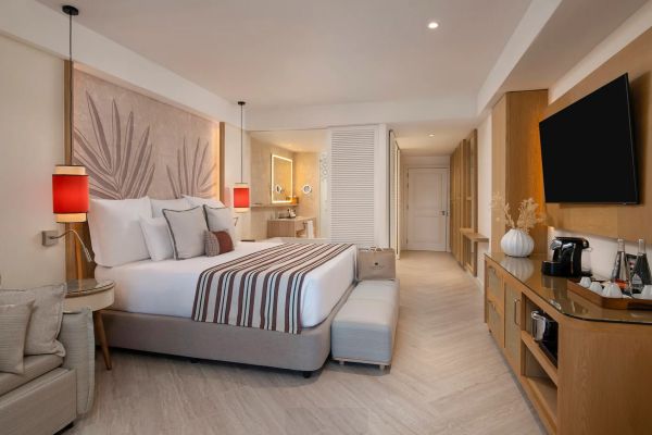 Dormitorio King con acceso a piscina y vista frontal al mar en Dreams Playa Esmeralda