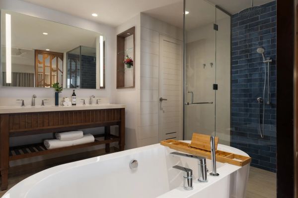 Baño moderno de la Preferred Club Junior Suite Swim Out en Dreams Playa Esmeralda Resort & Spa