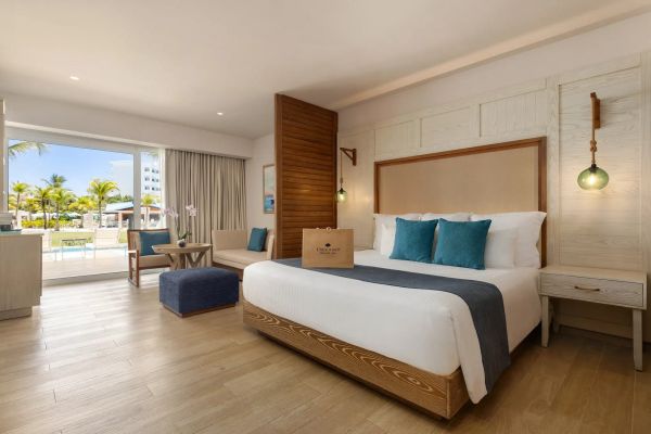 Dormitorio con acceso directo a piscina en la Preferred Club Junior Suite Swim Out