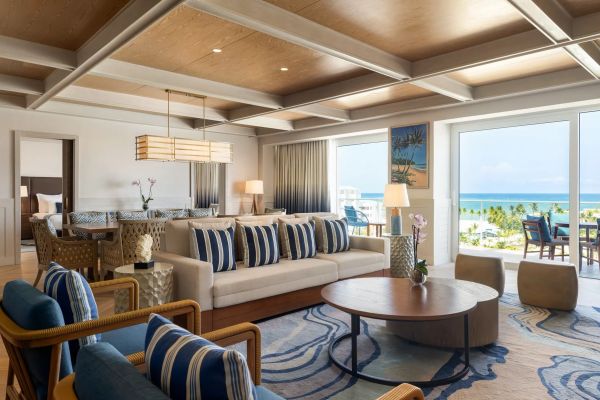 Sala de estar con vista al exterior en la Preferred Club Presidential Suite de Dreams Playa Esmeralda
