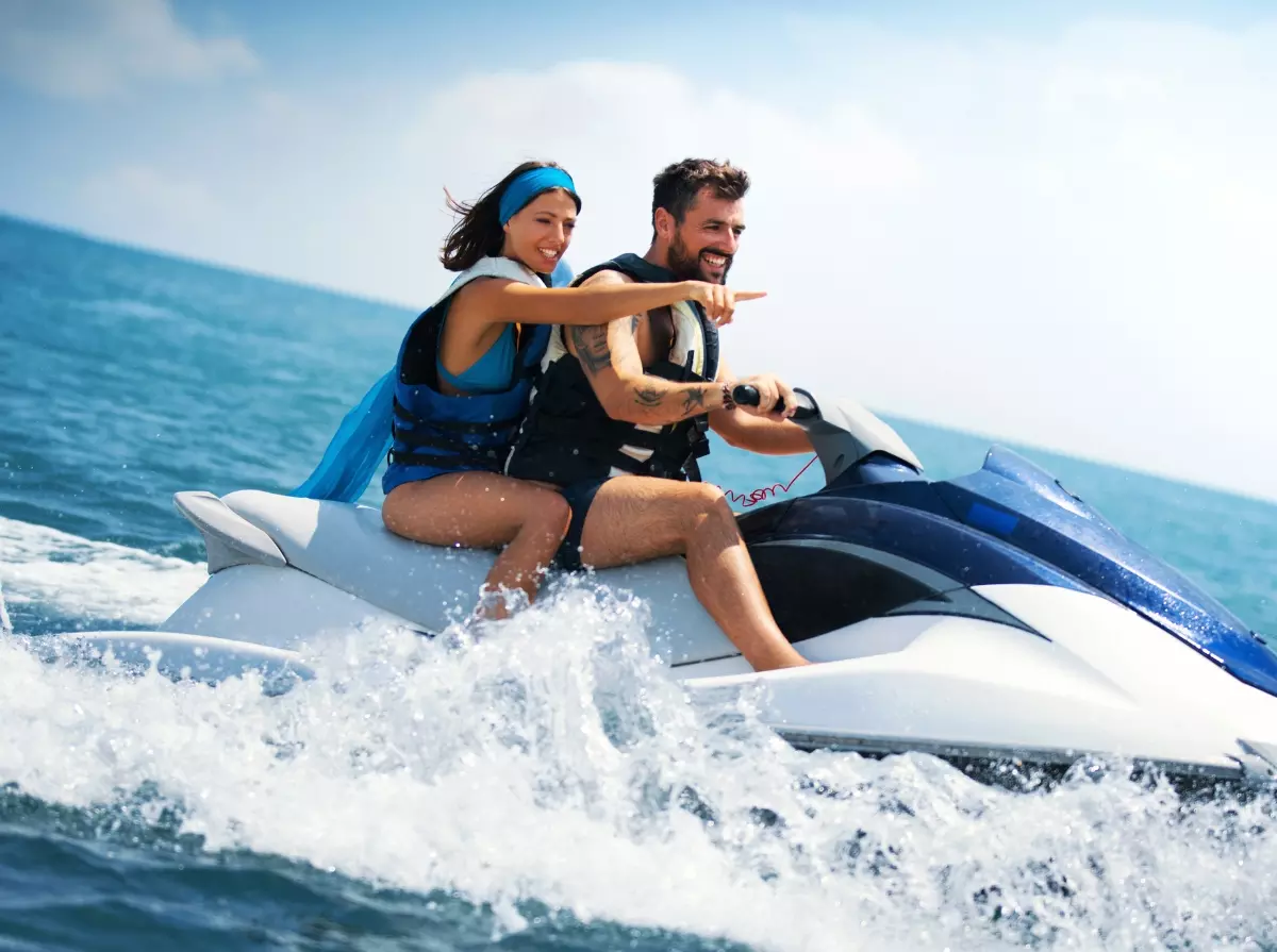 Dos personas disfrutando un paseo en Jet Ski en Playa Esmeralda